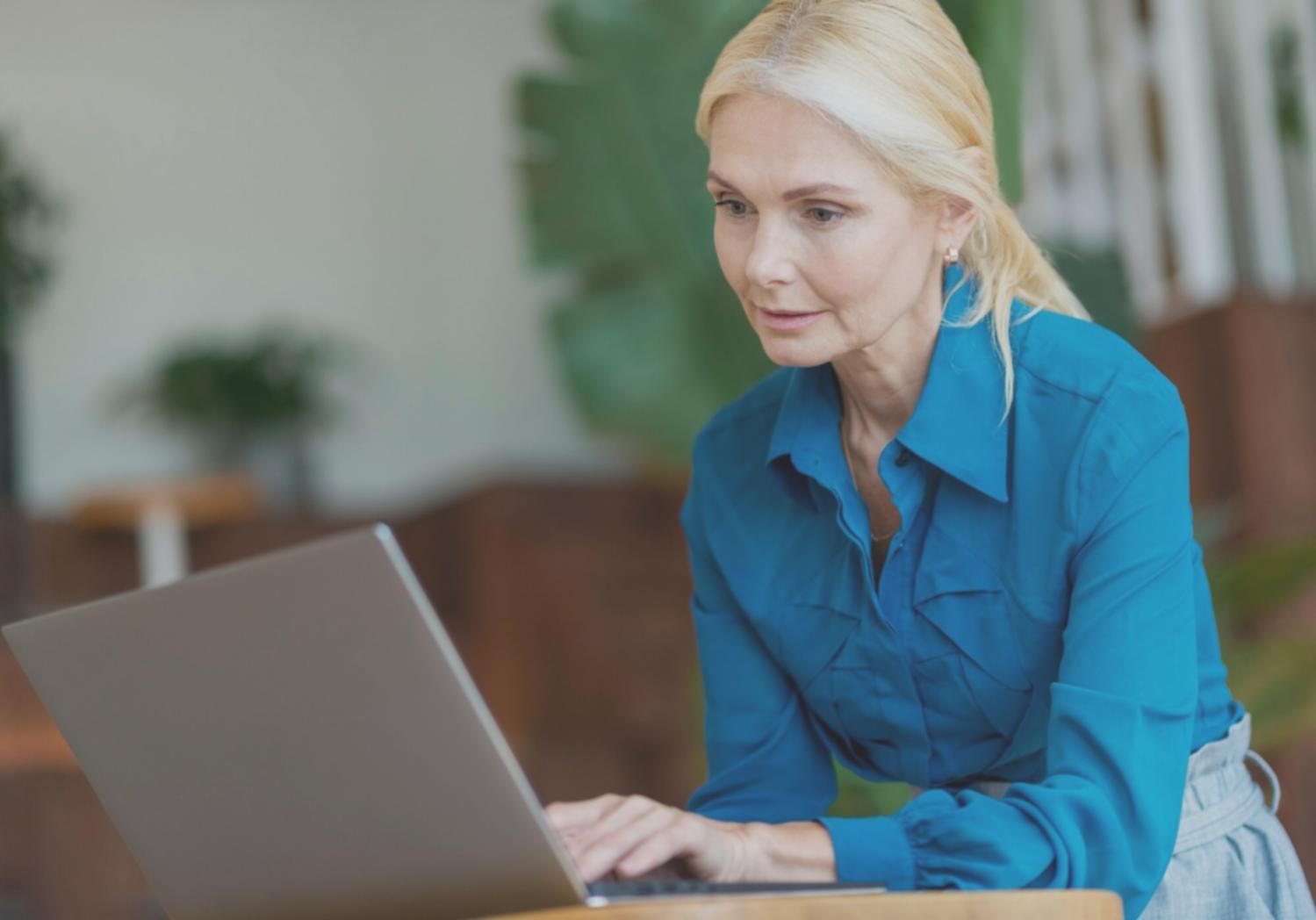 Profesional revisando análisis financiero con calculadora y documentos